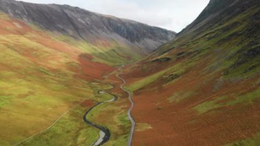 Honister Geçidi 'nin hava manzarası, Gatesgarthdale Beck Dağı deresi boyunca kıvrılan bir dağ geçidi. Bölgedeki en dik ve en yüksek geçitlerden biri. Cumbria, Lake District, İngiltere.