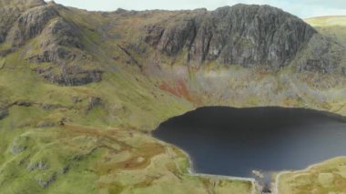Stickle Tarn Gölü 'nün havadan görünüşü, Cumbria, İngiltere' deki Lake District 'de. Büyük Langdale Vadisi 'ndeki popüler turistik yerler. Buzul kurdele gölleri ve engebeli dağlarıyla ünlüdür..