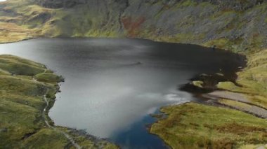Stickle Tarn Gölü 'nün havadan görünüşü, Cumbria, İngiltere' deki Lake District 'de. Büyük Langdale Vadisi 'ndeki popüler turistik yerler. Buzul kurdele gölleri ve engebeli dağlarıyla ünlüdür..