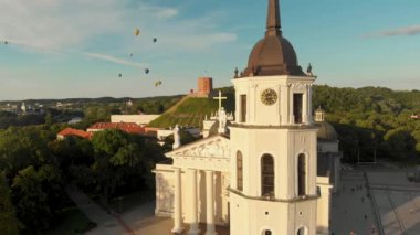 Katedral Meydanı 'nın havadan görünüşü, Vilnius Eski Kasabası' nın ana meydanı, şehir yaşamında önemli bir yer, ana caddelerin kesiştiği yerde, Vilnius, Litvanya.