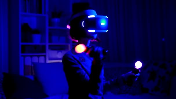 Mooi Tienermeisje Met Een Virtual Reality Headset Een Donkere Kamer — Stockvideo