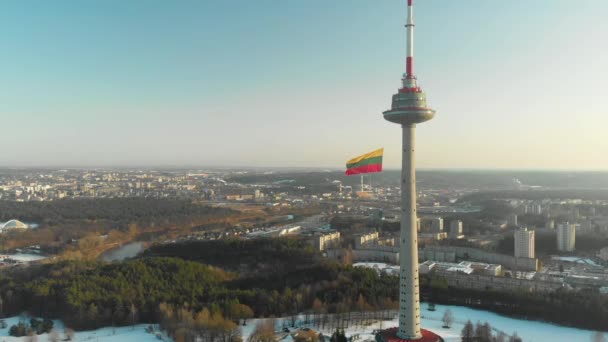 在维尔纽斯 巨大的立陶宛三色旗在维尔纽斯电视塔上飘扬 庆祝国家复兴日 空中景观 — 图库视频影像