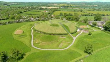 İrlanda 'daki en büyük ve en dikkate değer antik anıt olan Knowth' un havadan görünüşü. Bru na Boinne Dünya Mirası Bölgesi 'nin bir parçası olan, Boyne Nehri Vadisi' nin muhteşem tarih öncesi geçit mezarları..