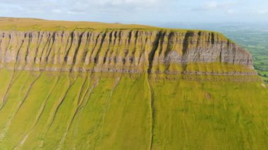 Benbulbin 'in havadan görünüşü, diğer adıyla Benbulben veya Ben Bulben, simgesel simge, büyük düz uçlu nunatak kaya oluşumu. Wild Atlantic Way, County Sligo, İrlanda 'daki muhteşem kostüm sürüş rotası.