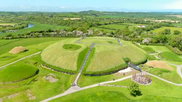 知識の空中ビュー アイルランドで最も大きく 最も注目すべき古代の記念碑 世界遺産のブルナ ボイン川の渓谷の一部である壮大な先史時代の通路の墓 — ストック動画