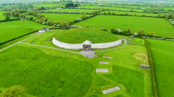 Légi Felvétel Newgrange Őskori Műemlék Épült Neolitikus Időszakban Található County — Stock videók