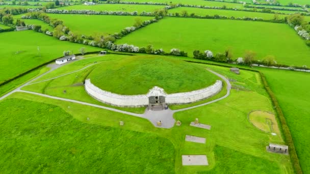 Vista Aérea Newgrange Monumento Pré Histórico Construído Durante Período Neolítico — Vídeo de Stock
