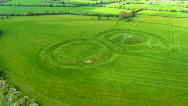 古代のモニュメントの数を含む考古学的な複合体 タラの丘の航空写真 アイルランドのハイキング ミース アイルランドの座席として使用 — ストック動画