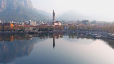 Lecco kasabası ve tatil köyünün güzel sabah manzarası. Lecco kasabasının ünlü Como Gölü ve Bergamo Alpleri arasında bulunan Picturesque rıhtımı. İtalya 'da tatil beldesi.