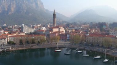 Lecco kasabası ve tatil köyünün güzel sabah manzarası. Lecco kasabasının ünlü Como Gölü ve Bergamo Alpleri arasında bulunan Picturesque rıhtımı. İtalya 'da tatil beldesi.