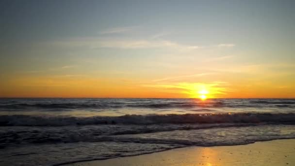 Vista Pôr Sol Mar Dramático Céu Dourado Ondas Beira Mar — Vídeo de Stock