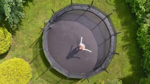 Воздушный Крутящийся Сверху Вид Девочки Подростка Прыгающей Батуте Заднем Дворе — стоковое видео