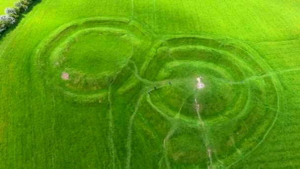 언덕의 고고학 기념물의 숫자를 전통에 아일랜드의 좌석으로 카운티 아일랜드 — 비디오
