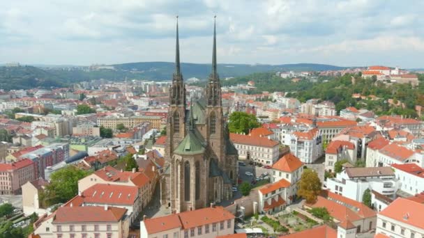 位于捷克共和国布尔诺的圣彼得和保罗大教堂的夏季空中景观 当地被称为彼得罗夫 是南摩拉维亚最重要的建筑纪念碑之一 — 图库视频影像