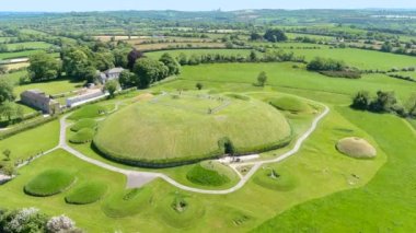 İrlanda 'daki en büyük ve en dikkate değer antik anıt olan Knowth' un havadan görünüşü. Bru na Boinne Dünya Mirası Bölgesi 'nin bir parçası olan, Boyne Nehri Vadisi' nin muhteşem tarih öncesi geçit mezarları..