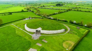 İrlanda 'nın Meath ilçesinde bulunan Neolitik dönemde inşa edilmiş tarih öncesi bir anıt olan Newgrange' ın hava manzarası. İrlanda 'nın en popüler turistik merkezlerinden biri olan UNESCO Dünya Mirası