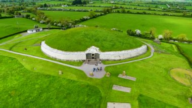 İrlanda 'nın Meath ilçesinde bulunan Neolitik dönemde inşa edilmiş tarih öncesi bir anıt olan Newgrange' ın hava manzarası. İrlanda 'nın en popüler turistik merkezlerinden biri olan UNESCO Dünya Mirası