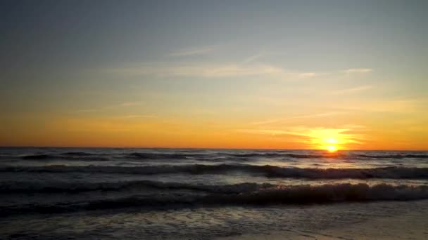 Dramatik Deniz Batımı Manzarası Altın Gökyüzü Baltık Kıyılarında Dalgalar — Stok video