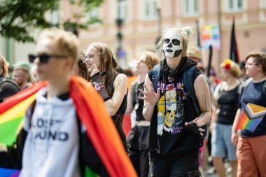 VILNIUS, LITHUANIA - 1 Temmuz 2023 Vilnius Eski Kasabası 'nda düzenlenen 2023 Vilnius Onur Yürüyüşüne katılan mutlu insanlar. Lezbiyen, gey, biseksüel, LGBTİ kültür gururunu kutlayan etkinlik.