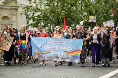 VILNIUS, LITHUANIA - 1 Temmuz 2023 Vilnius Eski Kasabası 'nda düzenlenen 2023 Vilnius Onur Yürüyüşüne katılan mutlu insanlar. Lezbiyen, gey, biseksüel, LGBTİ kültür gururunu kutlayan etkinlik.