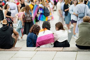 VILNIUS, LITHUANIA - 1 Temmuz 2023 Vilnius Eski Kasabası 'nda düzenlenen 2023 Vilnius Onur Yürüyüşüne katılan mutlu insanlar. Lezbiyen, gey, biseksüel, LGBTİ kültür gururunu kutlayan etkinlik.