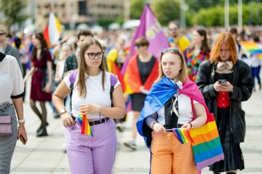 VILNIUS, LITHUANIA - 1 Temmuz 2023 Vilnius Eski Kasabası 'nda düzenlenen 2023 Vilnius Onur Yürüyüşüne katılan mutlu insanlar. Lezbiyen, gey, biseksüel, LGBTİ kültür gururunu kutlayan etkinlik.