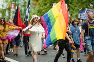 VILNIUS, LITHUANIA - 1 Temmuz 2023 Vilnius Eski Kasabası 'nda düzenlenen 2023 Vilnius Onur Yürüyüşüne katılan mutlu insanlar. Lezbiyen, gey, biseksüel, LGBTİ kültür gururunu kutlayan etkinlik.