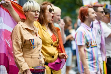 VILNIUS, LITHUANIA - 1 Temmuz 2023 Vilnius Eski Kasabası 'nda düzenlenen 2023 Vilnius Onur Yürüyüşüne katılan mutlu insanlar. Lezbiyen, gey, biseksüel, LGBTİ kültür gururunu kutlayan etkinlik.