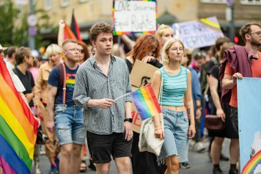 VILNIUS, LITHUANIA - 1 Temmuz 2023 Vilnius Eski Kasabası 'nda düzenlenen 2023 Vilnius Onur Yürüyüşüne katılan mutlu insanlar. Lezbiyen, gey, biseksüel, LGBTİ kültür gururunu kutlayan etkinlik.