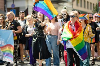 VILNIUS, LITHUANIA - 1 Temmuz 2023 Vilnius Eski Kasabası 'nda düzenlenen 2023 Vilnius Onur Yürüyüşüne katılan mutlu insanlar. Lezbiyen, gey, biseksüel, LGBTİ kültür gururunu kutlayan etkinlik.
