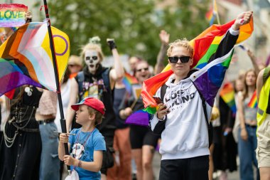 VILNIUS, LITHUANIA - 1 Temmuz 2023 Vilnius Eski Kasabası 'nda düzenlenen 2023 Vilnius Onur Yürüyüşüne katılan mutlu insanlar. Lezbiyen, gey, biseksüel, LGBTİ kültür gururunu kutlayan etkinlik.