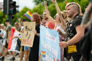 VILNIUS, LITHUANIA - 1 Temmuz 2023 Vilnius Eski Kasabası 'nda düzenlenen 2023 Vilnius Onur Yürüyüşüne katılan mutlu insanlar. Lezbiyen, gey, biseksüel, LGBTİ kültür gururunu kutlayan etkinlik.