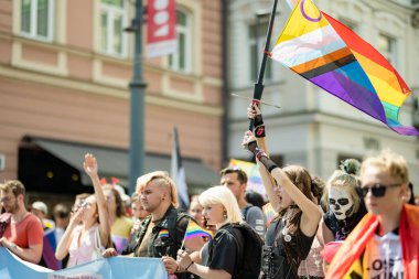 VILNIUS, LITHUANIA - 1 Temmuz 2023 Vilnius Eski Kasabası 'nda düzenlenen 2023 Vilnius Onur Yürüyüşüne katılan mutlu insanlar. Lezbiyen, gey, biseksüel, LGBTİ kültür gururunu kutlayan etkinlik.