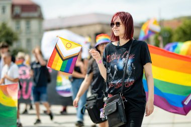 VILNIUS, LITHUANIA - 1 Temmuz 2023 Vilnius Eski Kasabası 'nda düzenlenen 2023 Vilnius Onur Yürüyüşüne katılan mutlu insanlar. Lezbiyen, gey, biseksüel, LGBTİ kültür gururunu kutlayan etkinlik.
