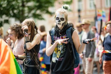 VILNIUS, LITHUANIA - 1 Temmuz 2023 Vilnius Eski Kasabası 'nda düzenlenen 2023 Vilnius Onur Yürüyüşüne katılan mutlu insanlar. Lezbiyen, gey, biseksüel, LGBTİ kültür gururunu kutlayan etkinlik.