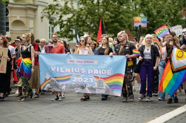 VILNIUS, LITHUANIA - 1 Temmuz 2023 Vilnius Eski Kasabası 'nda düzenlenen 2023 Vilnius Onur Yürüyüşüne katılan mutlu insanlar. Lezbiyen, gey, biseksüel, LGBTİ kültür gururunu kutlayan etkinlik.