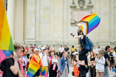 VILNIUS, LITHUANIA - 1 Temmuz 2023 Vilnius Eski Kasabası 'nda düzenlenen 2023 Vilnius Onur Yürüyüşüne katılan mutlu insanlar. Lezbiyen, gey, biseksüel, LGBTİ kültür gururunu kutlayan etkinlik.