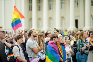 VILNIUS, LITHUANIA - 1 Temmuz 2023 Vilnius Eski Kasabası 'nda düzenlenen 2023 Vilnius Onur Yürüyüşüne katılan mutlu insanlar. Lezbiyen, gey, biseksüel, LGBTİ kültür gururunu kutlayan etkinlik.