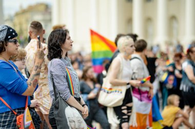 VILNIUS, LITHUANIA - 1 Temmuz 2023 Vilnius Eski Kasabası 'nda düzenlenen 2023 Vilnius Onur Yürüyüşüne katılan mutlu insanlar. Lezbiyen, gey, biseksüel, LGBTİ kültür gururunu kutlayan etkinlik.