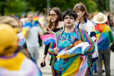 VILNIUS, LITHUANIA - 1 Temmuz 2023 Vilnius Eski Kasabası 'nda düzenlenen 2023 Vilnius Onur Yürüyüşüne katılan mutlu insanlar. Lezbiyen, gey, biseksüel, LGBTİ kültür gururunu kutlayan etkinlik.