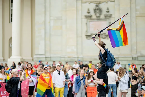 维尔纽斯 利多尼亚 2023年7月1日 参加在维尔纽斯老城举行的2023年维尔纽斯骄傲游行的快乐快乐的人们 庆祝男女同性恋 双性恋 男女同性恋 双性恋和变性者文化自豪的活动 — 图库照片