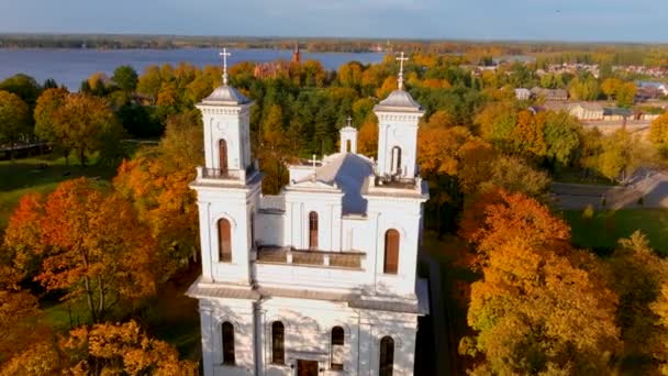 Beautiful Aerial View John Baptists Church Birzai Surrounded Autumn Vegetation — Vídeos de Stock