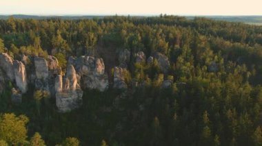 Prachov Kayalıkları 'nın hava günbatımı manzarası, Bohemya Cenneti' nin en ünlü yeri UNESCO geopark, Çek Cesky raj, gezginler, yürüyüşçüler, dağcılar için ilgi çekici. Ah kumtaşı kuleler ve sütunlar.