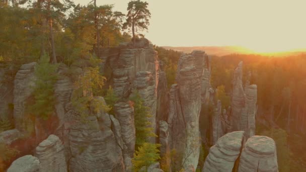 波希米亚乐园中最有名的地方 普拉乔夫岩石 Prachov Rocks 的空中日落景观教科文组织地质公园 Unesco Geopark 捷克Cesky Raj 捷克语 — 图库视频影像