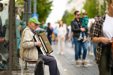 VILNIUS, LITHUANIA - 2 Eylül 2022: Litvanya ulusal topluluklarından ustaların sanatlarını, zanaatlarını, ulusal gelenekleri ve geleneklerini sundukları yıllık Uluslar Fuarı 'na katılan insanlar.