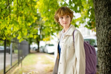 Sevimli genç kız güzel bir yaz gününde eğleniyor. Yaz parkında genç portresi. Açık havada genç bir kız.