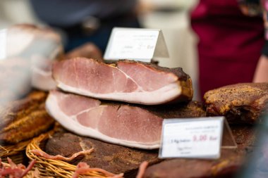 Litvanya 'nın Vilnius kentindeki bir çiftçi pazarında çeşitli ev yapımı et, kurutulmuş et ve sosis seçildi. Kaziukas, Litvanya 'nın başkentinde geleneksel bahar festivali.