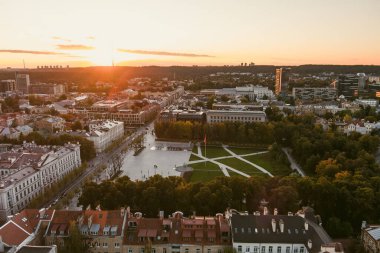 Vilnius Eski Kasabası 'nın güzel akşam manzarası manzaralı gün batımı aydınlığı. Litvanya 'nın Vilnius şehrinde şehir hayatı.
