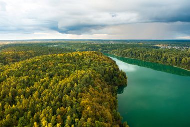 Verkiai Bölgesel Parkı 'ndaki altı Yeşil Gölden biri olan güzel Balsys Gölü' nün hava manzarası. Çam ormanlarıyla çevrili zümrüt göl manzaralı kuş bakışı. Vilnius şehri, Litvanya.