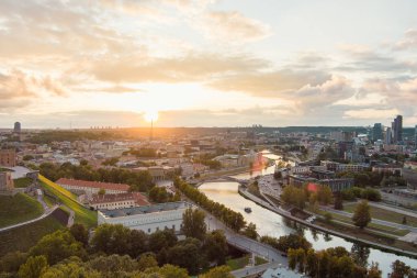 Vilnius şehir sarma Neris nehri güzel hava manzara. Doğal Litvanya şehir manzarası.